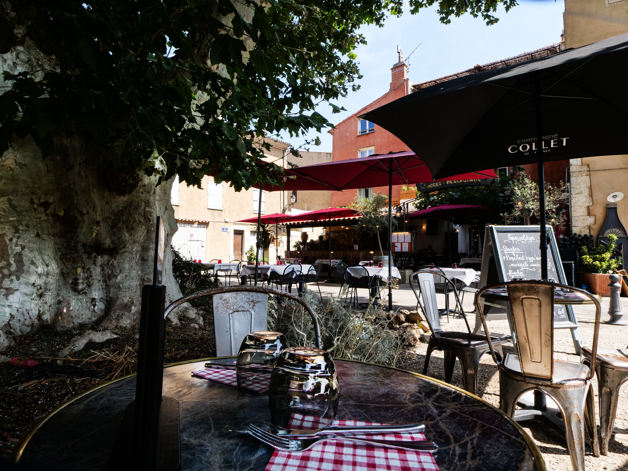 Alexandre Dimitch devant la terrasse du restaurant